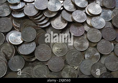 Terengganu, Malesia - 1 agosto 2024: Primo piano delle monete malesi sparse. Risparmio. Foto Stock