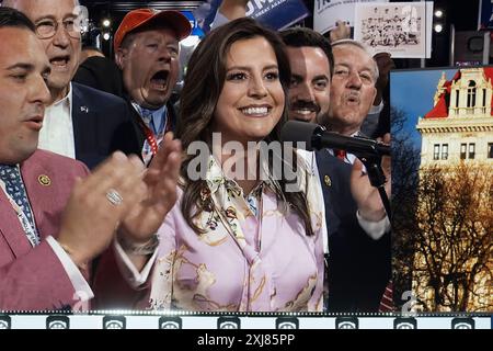 New York. 15 luglio 2024. Frame grab dal grande schermo sopra il podio mostra il rappresentante degli Stati Uniti Elise Stefanik (repubblicano di New York) che lancia News Yorks voti per l'ex presidente degli Stati Uniti Donald J Trump durante il primo giorno della Convention nazionale repubblicana del 2024 al Fiserv Forum di Milwaukee, Wisconsin, lunedì 15 luglio, 2024. Credito: Ron Sachs/CNP (RESTRIZIONE: NO Daily mail. NESSUN giornale di New York o New Jersey o giornali entro un raggio di 75 miglia da New York City.) Credito: dpa/Alamy Live News Foto Stock