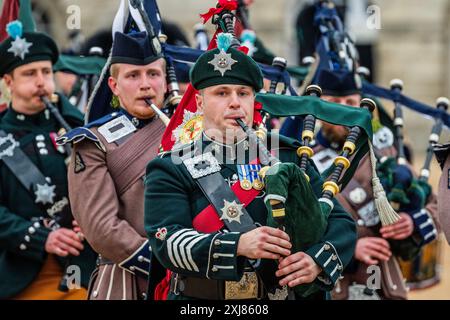 Londra, Regno Unito. 16 luglio 2024. Il "Military Musical Spectacular" dell'esercito britannico, una celebrazione estiva di tre notti alla Horse Guards Parade, Londra, il 16, 17 e 18 luglio 2024. Uno spettacolo dal vivo all'aperto che mostra alcuni dei musicisti militari più talentuosi dell'esercito britannico. Presenta le bande massaggiate della Household Division, le pipe massed e tamburi, i trombettieri dello stato a cavallo e i Guns and Horses della King's Troop Royal Horse Artillery arriverà la prossima settimana. Include un momento di riflessione per commemorare il 80° anniversario dello sbarco del D-Day. Crediti: Guy Bell/Alamy li Foto Stock