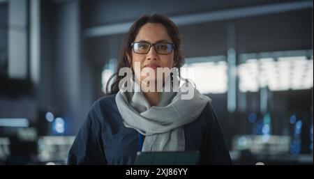 Ritratto di una donna felice sorridente che usa il tablet, guarda la fotocamera e sorride. Empowered Information Technology Specialist, software Engineer, Developer o Data Scientist Foto Stock
