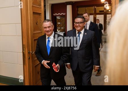 RIGA, Lettonia. 17 luglio 2024. Don Bacon, membro del Congresso degli Stati Uniti (L) e Salud Carbajal, membro del Congresso degli Stati Uniti, incontra Evika Silina, primo Ministro della Lettonia. Crediti: Gints Ivuskans/Alamy Live News Foto Stock