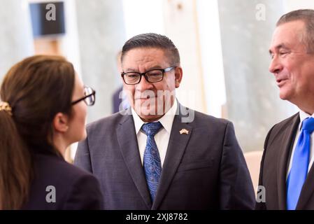 RIGA, Lettonia. 17 luglio 2024. Salud Carbajal (L), membro del Congresso degli Stati Uniti incontra Evika Silina, primo ministro della Lettonia. Crediti: Gints Ivuskans/Alamy Live News Foto Stock