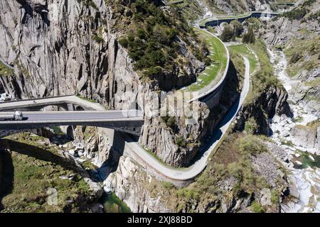 Gottardo, Svizzera: Veduta aerea con droni della strada di montagna del passo del Gottardo e del ponte del diavolo vicino ad Andermatt nel Canton Uri in Svizzera nel Foto Stock