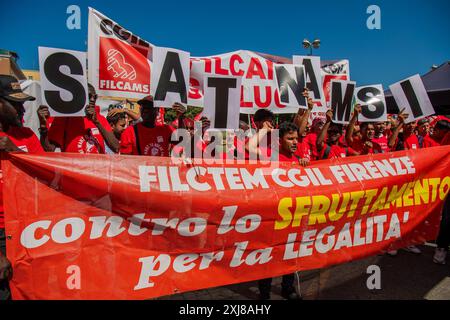 Partecipanti alla manifestazione contro lo sfruttamento dei lavoratori stranieri nel settore agricolo di Agro Pontino, Lazio, Italia, indetta dal più grande sindacato italiano, la CGIL Latina, 06/07/2024 Foto Stock