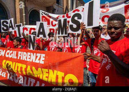 Partecipanti alla manifestazione contro lo sfruttamento dei lavoratori stranieri nel settore agricolo di Agro Pontino, Lazio, Italia, indetta dal più grande sindacato italiano, la CGIL Latina, 06/07/2024 Foto Stock