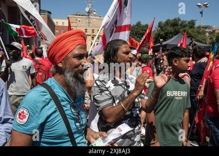 Partecipanti alla manifestazione contro lo sfruttamento dei lavoratori stranieri nel settore agricolo di Agro Pontino, Lazio, Italia, indetta dal più grande sindacato italiano, la CGIL Latina, 06/07/2024 Foto Stock