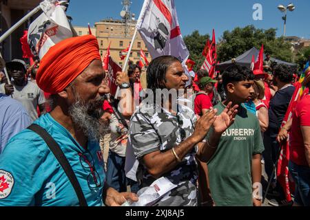 Partecipanti alla manifestazione contro lo sfruttamento dei lavoratori stranieri nel settore agricolo di Agro Pontino, Lazio, Italia, indetta dal più grande sindacato italiano, la CGIL Latina, 06/07/2024 Foto Stock