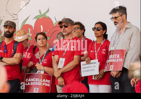 Partecipanti alla manifestazione contro lo sfruttamento dei lavoratori stranieri nel settore agricolo di Agro Pontino, Lazio, Italia, indetta dal più grande sindacato italiano, la CGIL Latina, 06/07/2024 Foto Stock