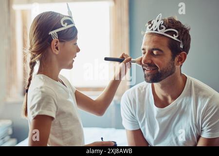 Corona, trucco e ragazza con il padre in casa per vestirsi con una festa per il tè per legarsi insieme. Felice, cosmetico e bambino che si diverte con papà per la fantasia Foto Stock