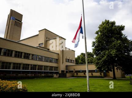 HILVERSUM - la bandiera è appesa a mezz'asta al municipio di Hilversum. La bandiera sventola a mezz'asta su tutti gli edifici governativi dei Paesi Bassi per commemorare l'incidente del volo MH17. Questo volo e' stato abbattuto sull'Ucraina dieci anni fa, uccidendo centinaia di persone. ANP SEM VAN DER WAL netherlands Out - belgio Out Foto Stock