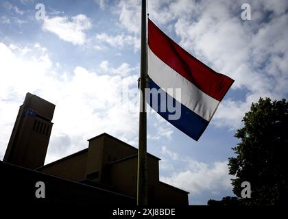 HILVERSUM - la bandiera è appesa a mezz'asta al municipio di Hilversum. La bandiera sventola a mezz'asta su tutti gli edifici governativi dei Paesi Bassi per commemorare l'incidente del volo MH17. Questo volo e' stato abbattuto sull'Ucraina dieci anni fa, uccidendo centinaia di persone. ANP SEM VAN DER WAL netherlands Out - belgio Out Foto Stock