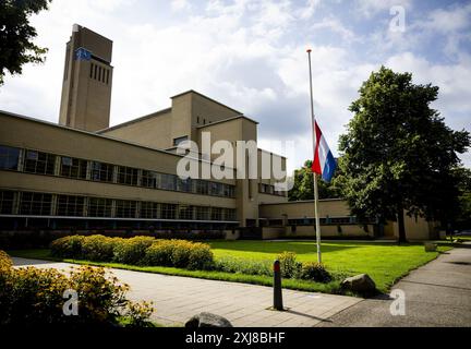 HILVERSUM - la bandiera è appesa a mezz'asta al municipio di Hilversum. La bandiera sventola a mezz'asta su tutti gli edifici governativi dei Paesi Bassi per commemorare l'incidente del volo MH17. Questo volo e' stato abbattuto sull'Ucraina dieci anni fa, uccidendo centinaia di persone. ANP SEM VAN DER WAL netherlands Out - belgio Out Foto Stock