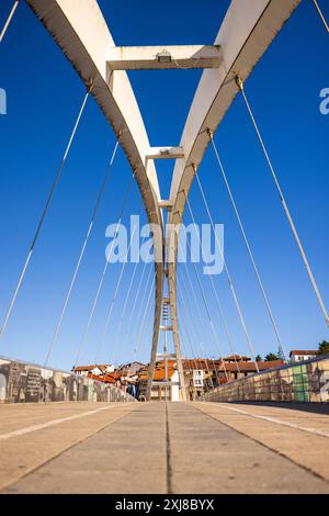 Plentzia - Bizkaia, Spagna, 30 ottobre 2023 una vista incantevole del ponte di Plentzia al tramonto, che getta sfumature dorate sulle tranquille acque del est Foto Stock