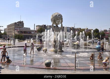 Non esclusiva: VINNYTSIA, UCRAINA - 14 LUGLIO 2024 - i bambini si raffreddano nella fontana di Vinnytsia, Ucraina centro-occidentale. Foto Stock