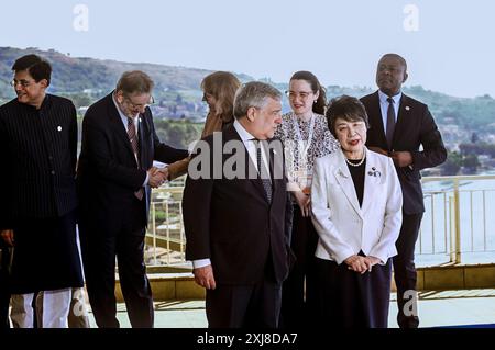 16 luglio 2024, Villa San Giovanni, Reggio Calabria, Italia: Il ministro Antonio Tajani (C) ha visto in posa per la famiglia fotografica con altri leader. L'incontro del Ministro del commercio del gruppo G7 si è svolto a Villa San Giovanni, presso l'Hotel Altafiumara, con rappresentanti della Commissione europea, dell'Organizzazione Internazionale e dei Paesi di sensibilizzazione (Credit Image: © Valeria Ferraro/ZUMA Press Wire) SOLO PER USO EDITORIALE! Non per USO commerciale! Foto Stock