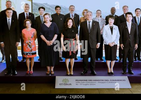 16 luglio 2024, Villa San Giovanni, Reggio Calabria, Italia: Il ministro Antonio Tajani (C) ha visto in posa per la famiglia fotografica con altri leader della sede. L'incontro del Ministro del commercio del gruppo G7 si è svolto a Villa San Giovanni, presso l'Hotel Altafiumara, con rappresentanti della Commissione europea, dell'Organizzazione Internazionale e dei Paesi di sensibilizzazione (Credit Image: © Valeria Ferraro/ZUMA Press Wire) SOLO PER USO EDITORIALE! Non per USO commerciale! Foto Stock