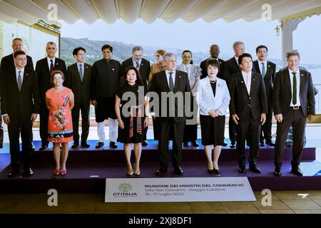 16 luglio 2024, Villa San Giovanni, Reggio Calabria, Italia: Il Ministro Antonio Tajani (C) e altri leader hanno visto in posa per la famiglia fotografica l'incontro del Ministro del commercio del gruppo G7 si è riunito a Villa San Giovanni, all'Hotel Altafiumara, con rappresentanti della Commissione europea, dell'Organizzazione Internazionale e dei Paesi di sensibilizzazione (Credit Image: © Valeria Ferraro/ZUMA Press Wire) SOLO PER USO EDITORIALE! Non per USO commerciale! Foto Stock