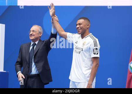 Presidente del Real Madrid Florentino PEREZ e Kylian MBAPPE durante la sua presentazione come nuovo giocatore del Real Madrid CF il 16 luglio 2024 allo stadio Santiago Bernabeu di Madrid, Spagna Foto Stock