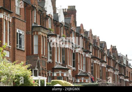 Foto del file datata 19/08/14 di una vista di case nel nord di Londra. I prezzi medi delle case nel Regno Unito sono aumentati del 2,2%, a £ 285.000 nei 12 mesi fino a maggio 2024, secondo l'Office for National Statistics (ONS). Data di pubblicazione: Lunedì 17 giugno 2024. Foto Stock