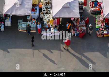 Callao, Perù - 20 marzo 2019: Un vivace mercato turistico allestito in un'area di parcheggio portuale. Foto Stock