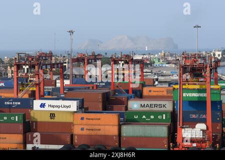 Callao, Perù - 20 marzo 2019: Vivace porto con container impilati che si affacciano sull'oceano. Foto Stock