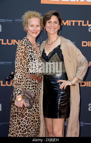 Christina Hecke mit Ehefrau Stefanie Henn bei der Premiere des Kinofilms Die Ermittlung im Zoo Palast. Berlino, 16.07.2024 *** Christina Hecke con la moglie Stefanie Henn alla prima del film Die Ermittlung allo Zoo Palast di Berlino, 16 07 2024 foto:XF.xKernx/xFuturexImagex ermittlung 4793 Foto Stock
