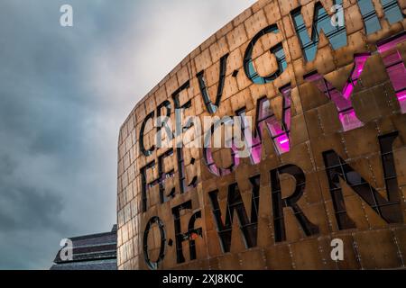 Cardiff, Galles, Regno Unito - 22 giugno 2024: Dettaglio della splendida facciata del Wales Millennium Centre nella baia di Cardiff. Una sede per le arti dello spettacolo, che ha anche Foto Stock