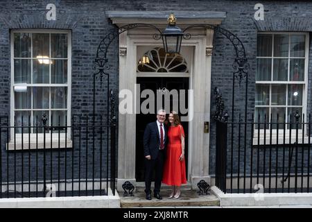 Londra, Regno Unito. 5 luglio 2024. Il primo ministro Keir Starmer e la moglie Victoria hanno visto fuori dalla porta del 10 di Downing Street, Londra. Il partito laburista dell'opposizione ha ottenuto una vittoria schiacciante nelle elezioni generali, ponendo fine a 14 anni di governo conservatore. (Immagine di credito: © Tejas Sandhu/SOPA Images via ZUMA Press Wire) SOLO PER USO EDITORIALE! Non per USO commerciale! Foto Stock