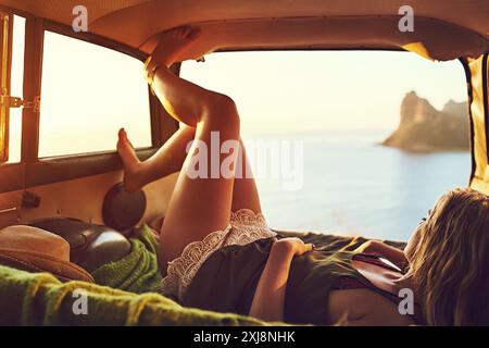 Bagagliaio, dormiente e donna in auto per viaggi, vacanze e weekend di vacanza per viaggi in auto sull'oceano. Vista sulla spiaggia, riposo e persona femminile nel bagagliaio Foto Stock