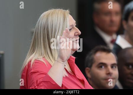 Namur, Belgio. 17 luglio 2024. Valerie Bluge presta giuramento durante una sessione plenaria del Parlamento vallone a Namur, mercoledì 17 luglio 2024. Nel corso di questa sessione verrà esaminata la dichiarazione politica regionale. BELGA PHOTO BRUNO FAHY credito: Belga News Agency/Alamy Live News Foto Stock