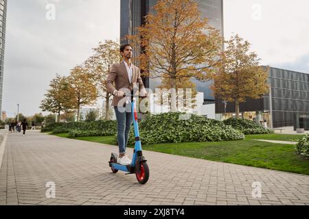 Uomo d'affari che guida uno scooter elettrico in città Foto Stock