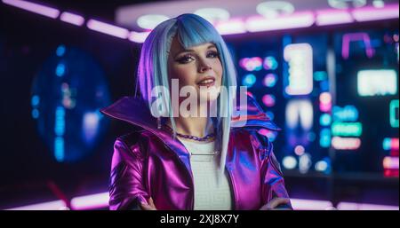 Ritratto di un elegante modello Cosplay Cyberpunk con capelli blu che posa davanti alla fotocamera, sorridente. Giovane felice e bella Gamer Girl che guarda la telecamera in una futuristica stanza al neon Foto Stock