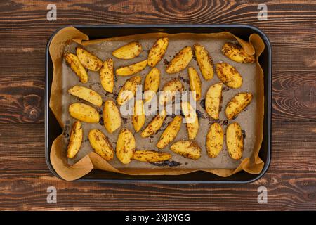 Vista dall'alto delle patate cotte nel forno nel vassoio da forno Foto Stock