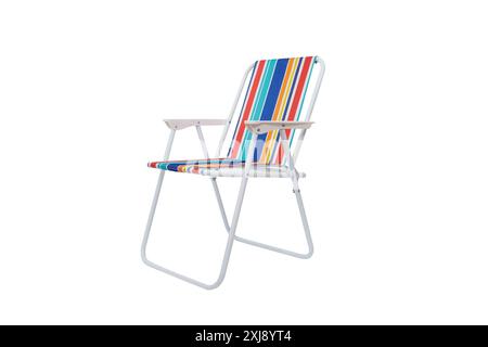 una colorata sedia pieghevole a righe su sfondo bianco Foto Stock