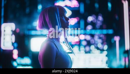 Colpo ad arco cinematografico di un elegante modello Young Cosplay con capelli blu che vagano per una futuristica Cybernetic City con luci al neon. Giovane donna eccitata in una realtà virtuale Cyberpunk Foto Stock