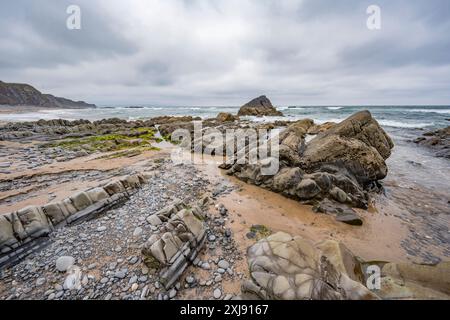 Formazioni rocciose naturali sulla spiaggia di Sandymouth Bay Cornwall West Country Inghilterra Foto Stock