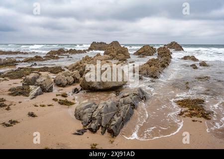 Sandymouth Bay piscine rocciose sabbiose e surf nella Cornovaglia settentrionale Foto Stock