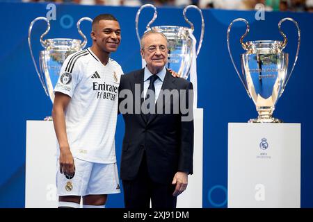 MADRID, SPAGNA - 16 LUGLIO: Nuova firma del Real Madrid, Kylian Mbappe posa per una foto con Florentino Perez Rodriguez, presidente del Real Madrid, mentre viene presentato all'Estadio Santiago Bernabeu il 16 luglio 2024 a Madrid, Spagna. (Foto di QSP) Foto Stock