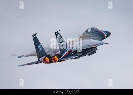 RAF Lakenheath, Suffolk, Regno Unito, 3 febbraio 2023: Caccia militare F-15 dell'USAF in schema di verniciatura tradizionale in volo su postbruciatori Foto Stock