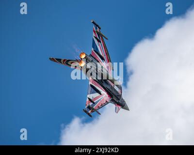 Old Buckenham, Regno Unito, luglio 29 2023: Caccia militare RAF Eurofighter Typhoon in volo su postbruciatori all'airshow Foto Stock