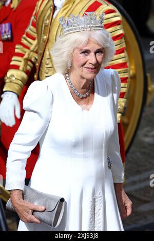 La regina Camilla, indossando il Diadem di Stato di Giorgio IV, arriva per l'apertura di Stato del Parlamento alla camera dei Lord, al Palazzo di Westminster a Londra. Data foto: Mercoledì 17 luglio 2024. Foto Stock