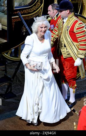 La regina Camilla, indossando il Diadem di Stato di Giorgio IV, arriva per l'apertura di Stato del Parlamento alla camera dei Lord, al Palazzo di Westminster a Londra. Data foto: Mercoledì 17 luglio 2024. Foto Stock