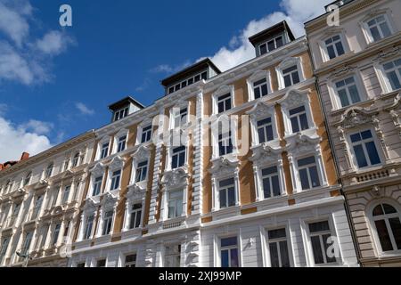 Facciata rinnovata di un vecchio edificio ad Amburgo Foto Stock