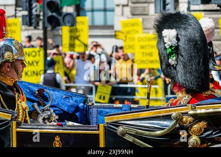 Londra, Regno Unito. 17 luglio 2024. I funzionari approvano una protesta Not My King - apertura statale del Parlamento dopo la vittoria delle elezioni generali laburiste. Crediti: Guy Bell/Alamy Live News Foto Stock