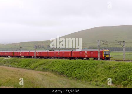 Royal mail Parcels train 325001 diretto a sud sulla West Coast Main Line vicino a Beattock, Scozia, Regno Unito. 3 luglio 2024 Foto Stock