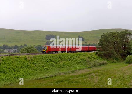 Royal mail Parcels train 325001 diretto a sud sulla West Coast Main Line vicino a Beattock, Scozia, Regno Unito. 3 luglio 2024 Foto Stock