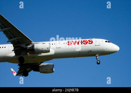 Airbus A321 Swiss Airways Airline Airways atterra in Blue Sky Foto Stock