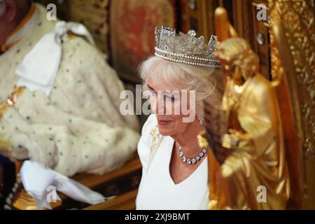 La regina Camilla, indossando il Diadem di Stato di Giorgio IV e la veste di Stato, durante l'apertura di Stato del Parlamento nella camera della camera dei Lord al Palazzo di Westminster, Londra. Data foto: Mercoledì 17 luglio 2024. Foto Stock