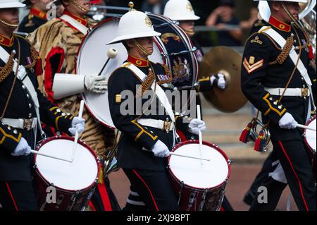 Londra, Regno Unito. 17 luglio 2024. Membri della band che marciano lungo il Mall. L'apertura statale del Parlamento è un evento cerimoniale che segna l'inizio di un nuovo parlamento, ed è l'unica occasione regolare in cui il sovrano, la camera dei lord e la camera dei comuni si incontrano. Crediti: David Tramontan / Alamy Live News Foto Stock