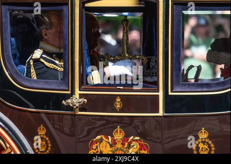 Londra, Regno Unito. 17 luglio 2024. La Corona Imperiale e la Spada di Stato vengono portate al Parlamento. L'apertura statale del Parlamento è un evento cerimoniale che segna l'inizio di un nuovo parlamento, ed è l'unica occasione regolare in cui il sovrano, la camera dei lord e la camera dei comuni si incontrano. Crediti: David Tramontan / Alamy Live News Foto Stock